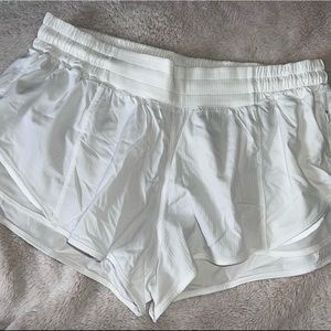 Lululemon White Hotty Hot shorts 2.5”